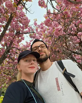 Nós dois sob as cerejeiras de Gyeongju