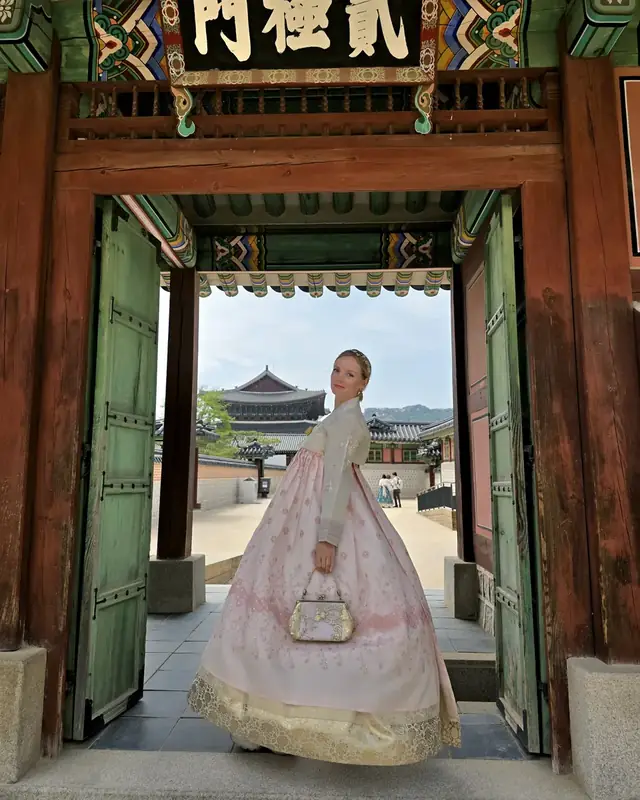 Eu de hanbok no palácio Gyeongbokgung, em Seul