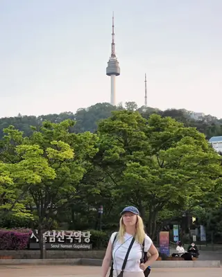Eu em frente à Namsan, com a N Seoul Tower ao fundo